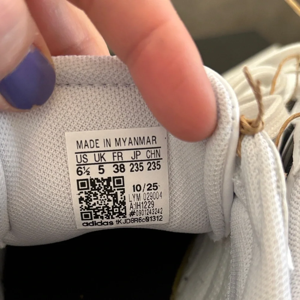 adidas Barreda White Black Low-Top Sneakers - Picture 5 of 6